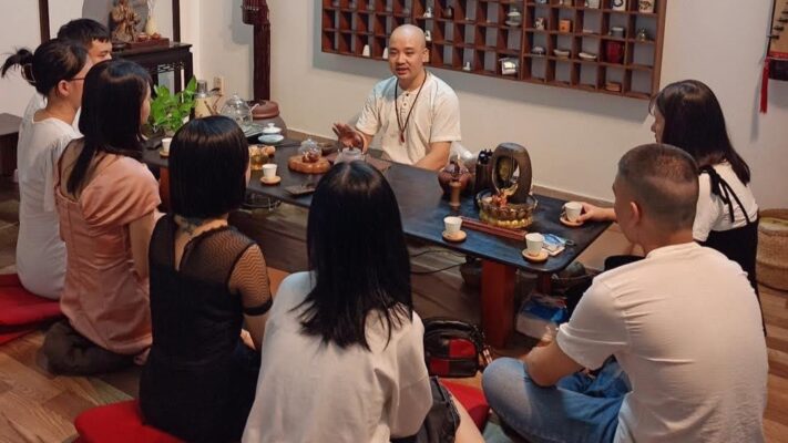 Với kinh nghiệm trong lĩnh vực báo chí liên quan tới quyền con người, anh thấu hiểu và cảm thông trước những vấn đề thời đại mà con người đang phải đối mặt. Đó chính là sự căng thẳng, mệt mỏi, mất kết nối hoặc chênh vênh, mất phương hướng, tiêu cực ở bộ phận giới trẻ. Chính những kiến thức và kinh nghiệm ấy đã góp phần quan trọng trong việc trị liệu nhận thức và chữa lành những vết thương tâm hồn của con người. Là hội viên của Hội Tâm lý trị liệu Việt Nam, trải qua nhiều khóa đào tạo chuyên sâu về trị liệu tâm lý; cộng với kinh nghiệm thực tiễn và kỹ năng trò truyện thấu cảm đã giúp Thành Công có thể đồng cảm và đồng hành cùng những người đang gặp khó khăn trong cuộc sống, đặc biệt là những vấn đề về tâm lý và cảm xúc. Không gian để tiếp đón mọi người và thực tập trị liệu, chuyển hoá bất an; giúp mọi người tự thực tập sống chậm được anh đặt tên là Thư Trà Quán; ra đời ở Sài Gòn từ 2018.